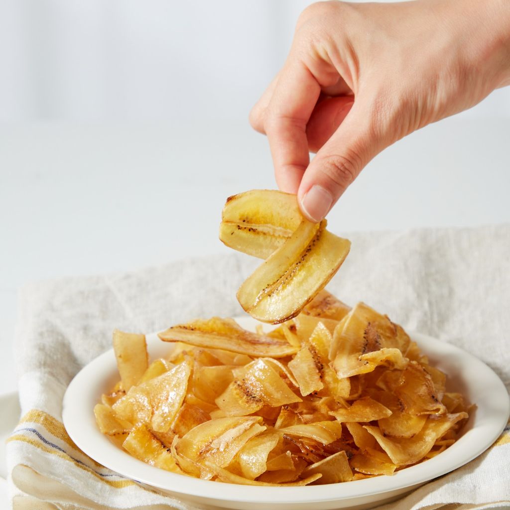 手でつまむバナナチップス